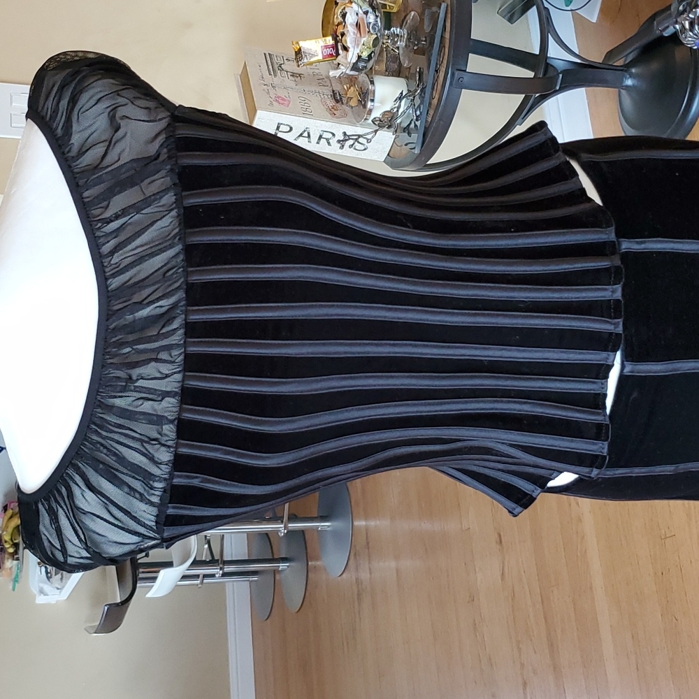 2 pieces suite, size 8. - Picture 2 of 7